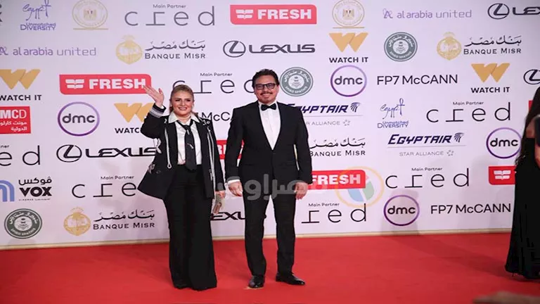 رانيا محمود ياسين بـ “بدلة” على ريد كاربت القاهرة السينمائي