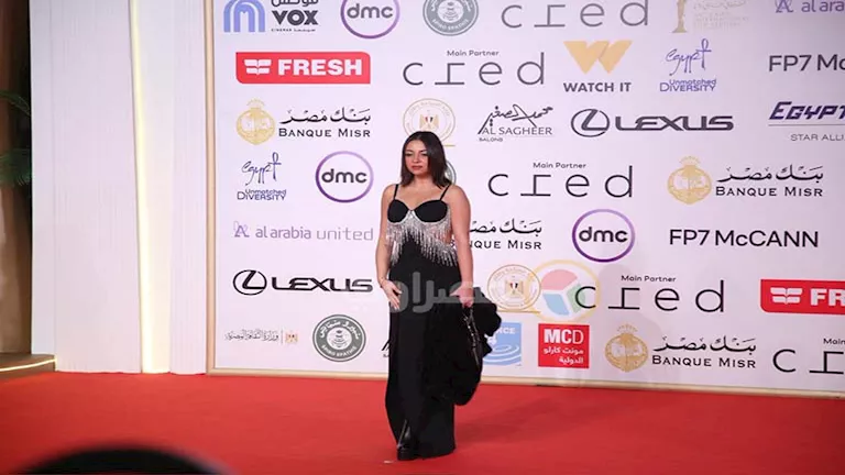 إلهام صفي الدين تتألق على الريد كاربت بفستان أسود بـ”فتحة ساق”.. صور