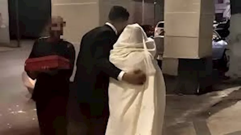 عروس وعريس يوزعون الفرح.. زفاف خيري في شوارع الجزائر