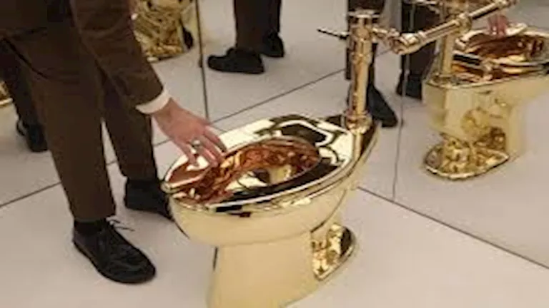 مرحاض ذهبي يباع بـ12 مليون دولار في مزاد عالمي