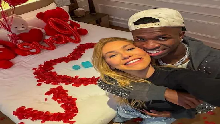 مزحة حمل تُشعل التوتر بين فينيسيوس وصديقته