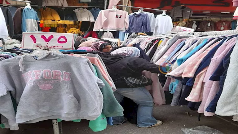 البلاك فرايدي.. سوق الوكالة يغرق بالزائرين مع خصومات تصل 70%