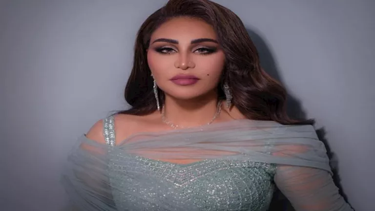 “جاذبية اللون البرجندي”.. أحلام تتألق بفستان جذاب