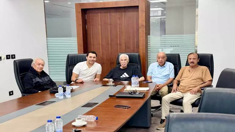 “عاد لمباشرة عمله”.. أول ظهور لحسن شحاتة بعد الوعكة الصحية (صور)