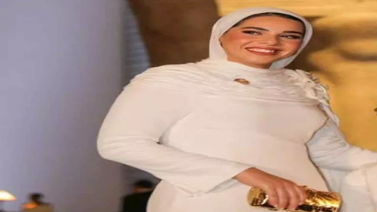 ما دلالة المكتوب على فستان “آية” ابنة الرئيس السيسي خلال افتتاح المتحف