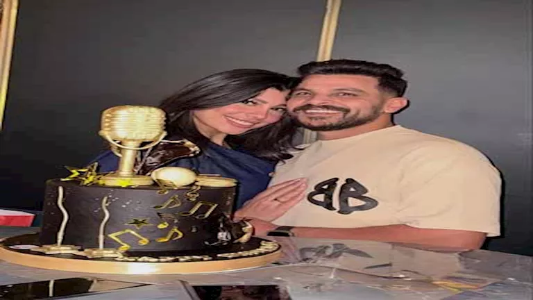 بكلمات رومانسية.. محمد رشاد يحتفل بعيد ميلاد خطيبته (صور)