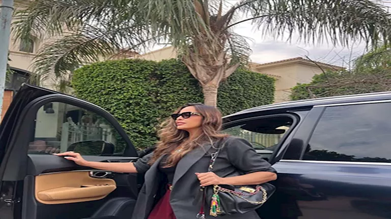 “داخل سيارتها”.. داليا البحيري بإطلالة أنيقة في أحدث ظهور لها