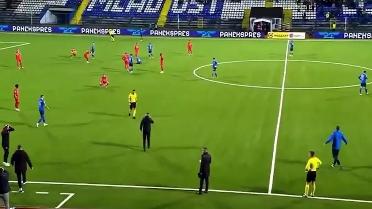 أنهيار لاعبين على أرض الملعب بعد وفاة مدربهم خلال المباراة (فيديو)