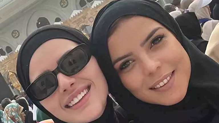 ناهد السباعي وهنادي مهنا تؤديان مناسك العمرة.. صور