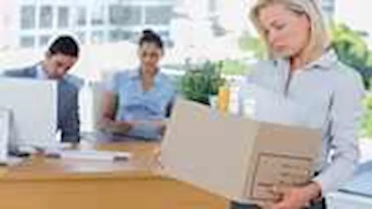 في أول يوم لها.. طرد موظفة من العمل لسبب غير متوقع