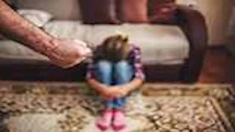 في سجن تركي.. أب يعتدي بوحشية على طفلته خلال زيارتها له