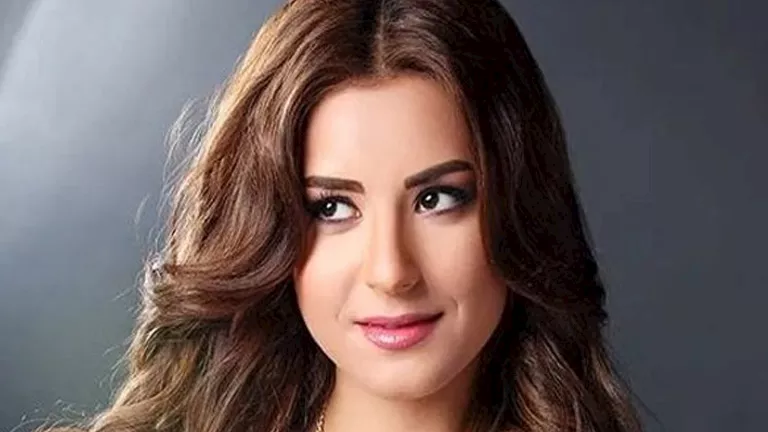 ريهام أيمن تخطف الأنظار بسلسلة غامضة تحمل رمزين غير متوقعين