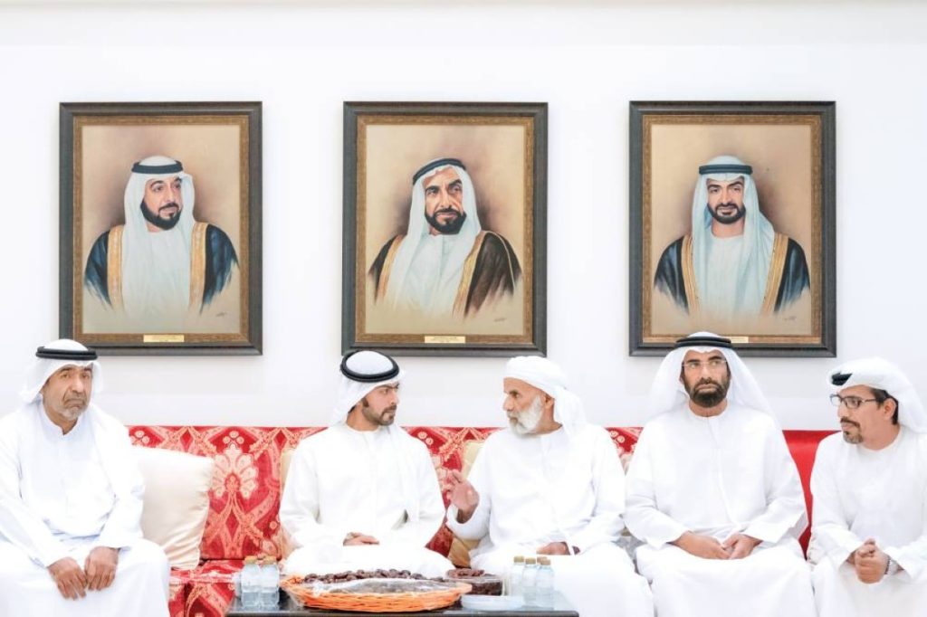 خليفة بن طحنون يعزي في وفاة سهيل محمد العامري