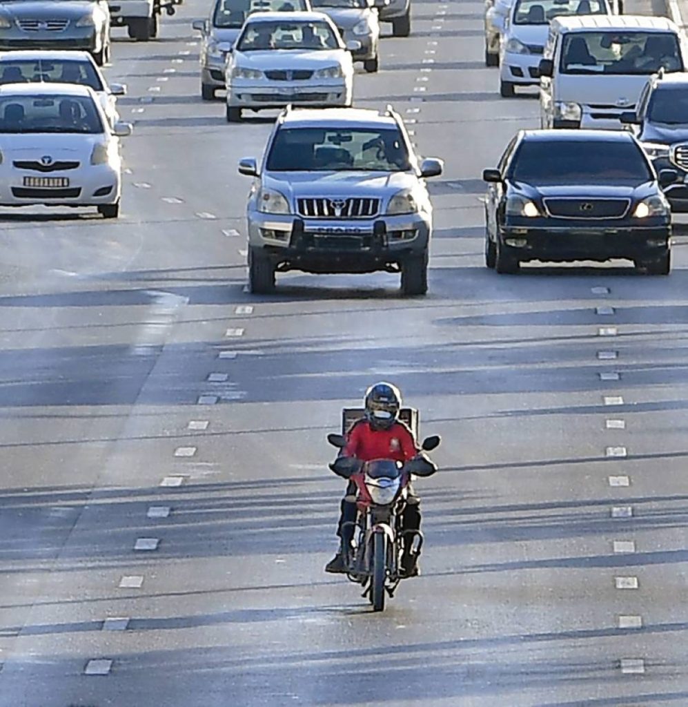 اليوم بدء تطبيق الضوابط الجديدة لحركة دراجات التوصيل والمركبات الثقيلة في دبي والشارقة