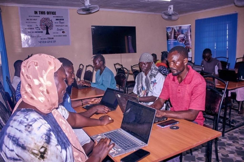 500 ألف درهم من جائزة الشارقة الدولية لمنظمة إفريقية تعلّم اللاجئين