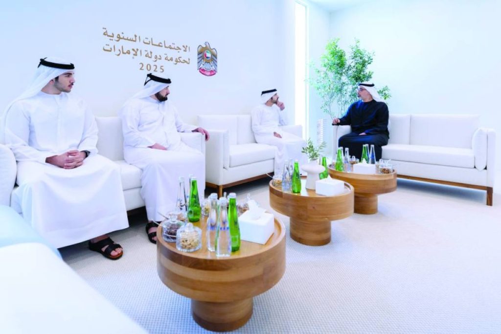 خالد بن محمد بن زايد وحمدان بن محمد يبحثان سُبل تطوير الأداء الحكومي وتعزيز جودة الحياة