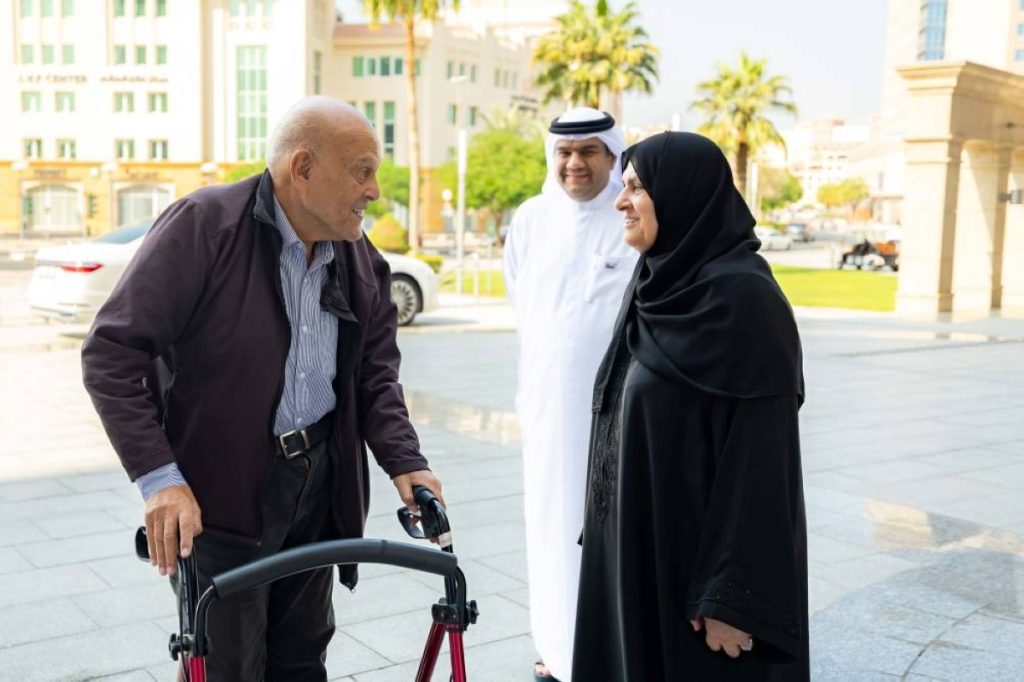 «دبي الصحية» تطلع البروفيسور مجدي يعقوب على برامجها ومراكزها البحثية