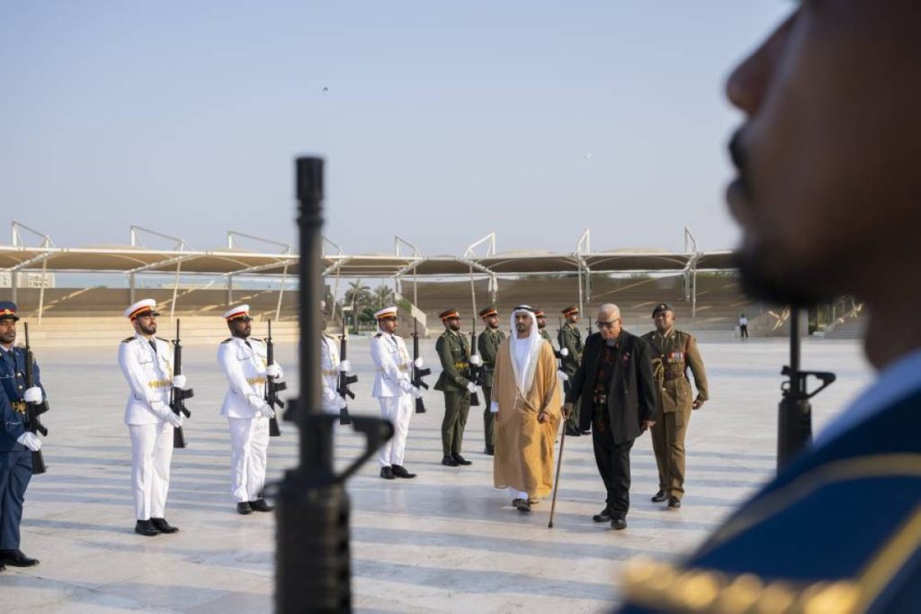 زايد بن محمد بن زايد يستقبل رئيس فيجي في واحة الكرامة