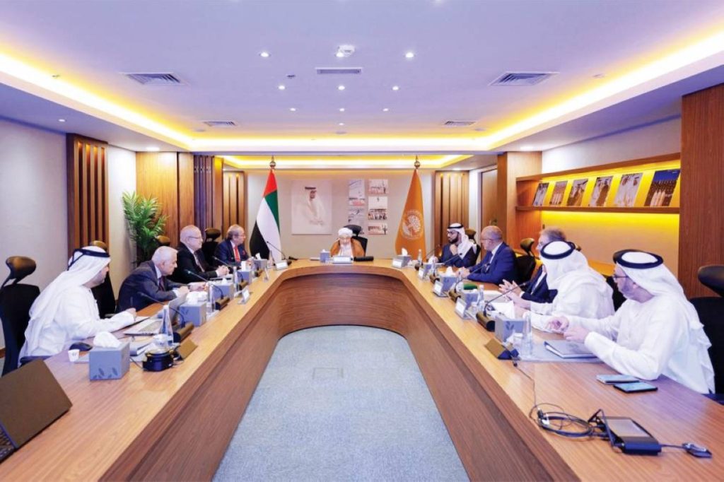 جامعة محمد بن زايد للعلوم تبحث المبادرات ومشروعات التطوير