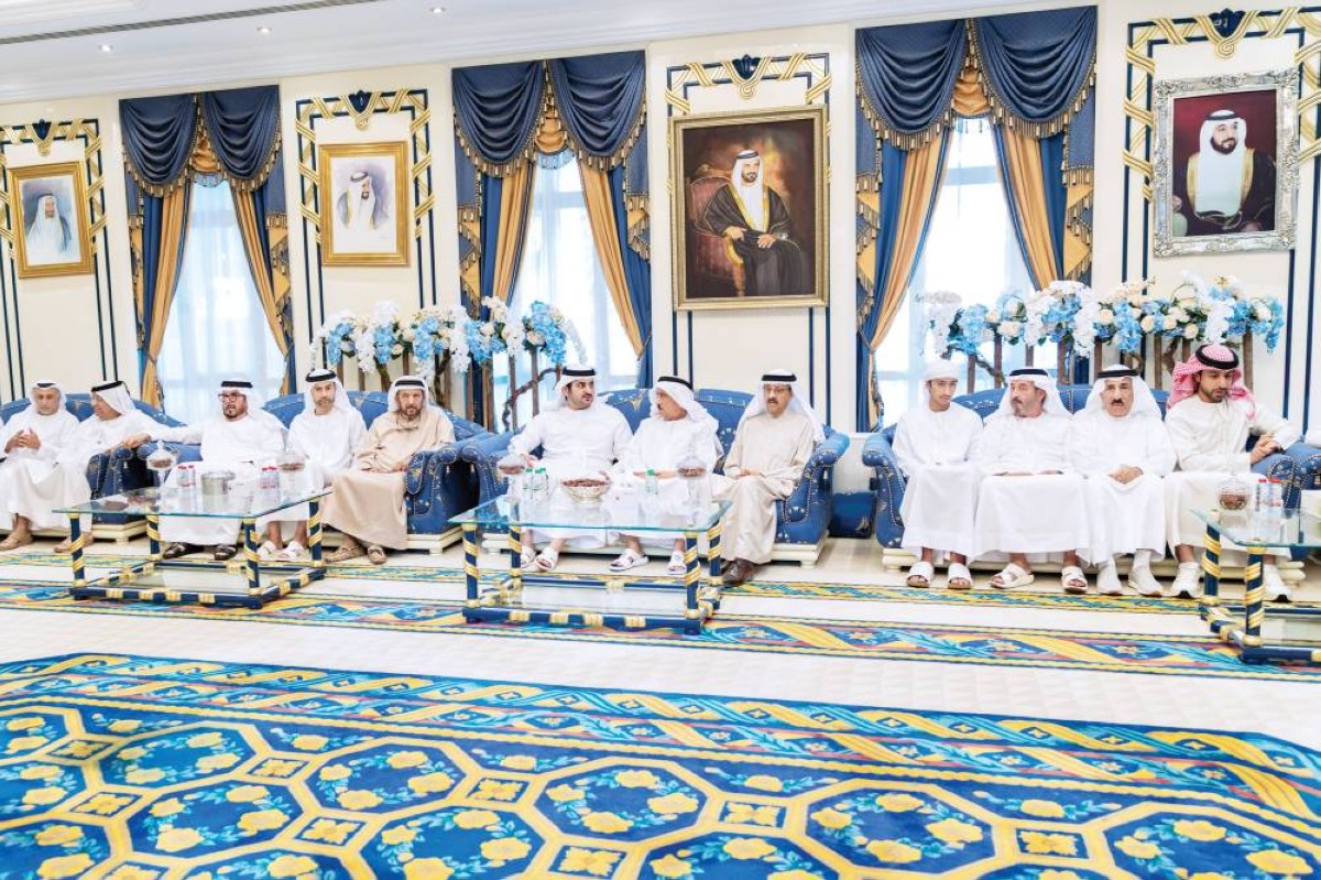 مكتوم بن محمد خلال تقديم واجب العزاء بحضور محمد الحسيني وسعيد الكندي وأحمد الشعفار وعلي الشعفار وعدد من المعزّين