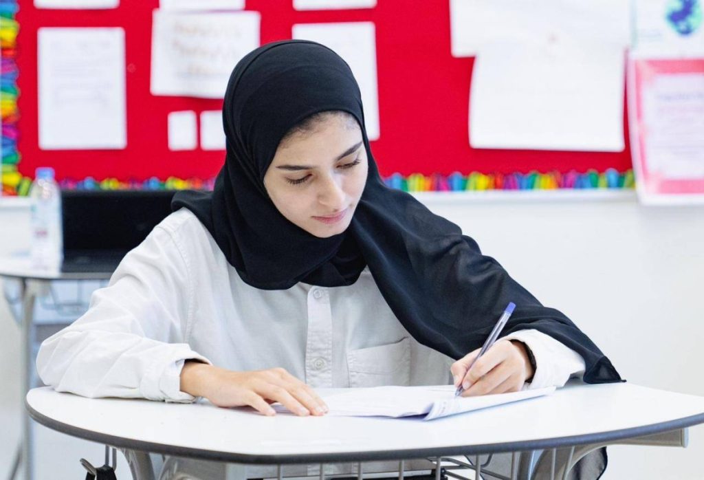 مدارس تفعل حصص «أونلاين» لمراجعة الدروس واستكمال الاستعدادات