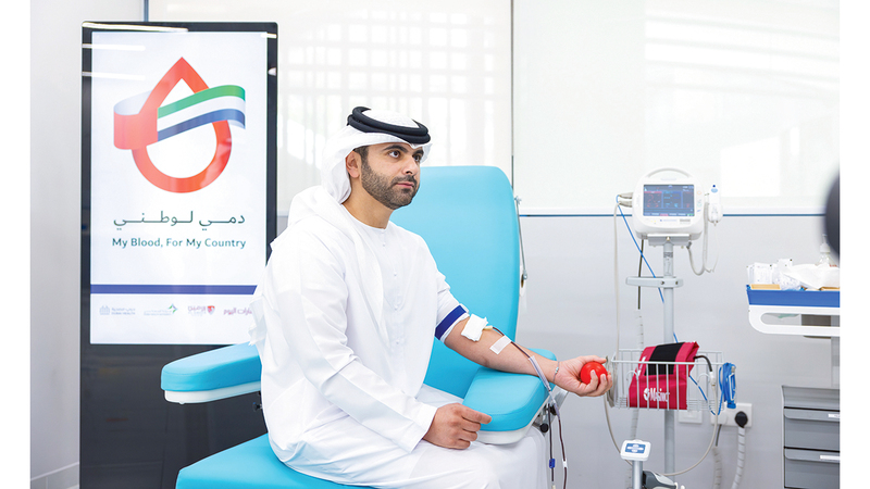 منصور بن محمد يتبرع بالدم دعماً لـ «دمي لوطني»