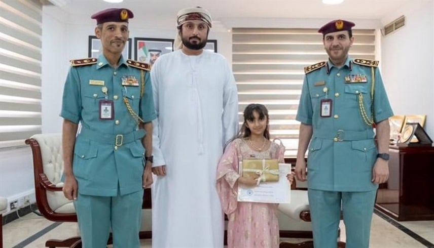 شرطة عجمان تكرّم طفلة مواطنة أعادت مبلغاً مالياً عثرت عليه