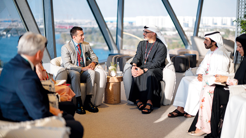 خالد بن محمد ورئيس الإكوادور يبحثان سُبل تعزيز علاقات التعاون والصداقة بين البلدين