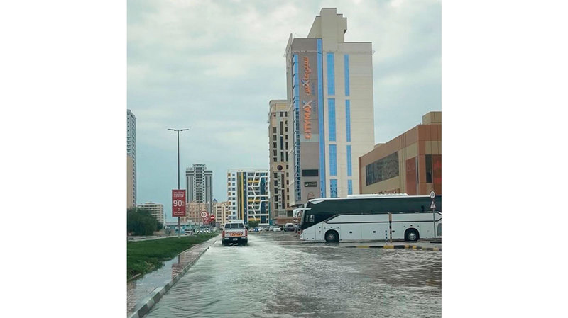 أمطار غزيرة وبرق ورعد على رأس الخيمة