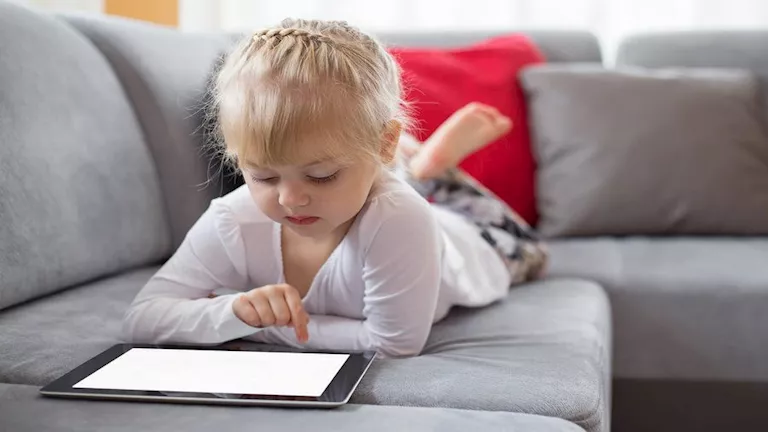 3 أمراض تهدد الأطفال عند امتلاك هاتف ذكي قبل سن 12 عاما.. احذرها