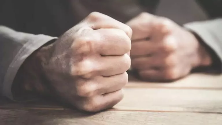 الغضب والشعور بالظلم يزيدان من حدة الألم المزمن أكثر من التوتر