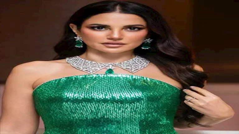 الأحمر يليق بها.. سر اختيار درة لأحدث إطلالتها