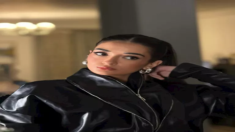 ملك زاهر بفستان أسود.. كيف نسقت اللوك مع الشعر الكيرلي؟