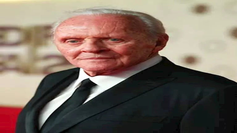 أبو بكر شوقي وأنتوني هوبكنز في حفل ختام مهرجان البحر الأحمر السينمائي