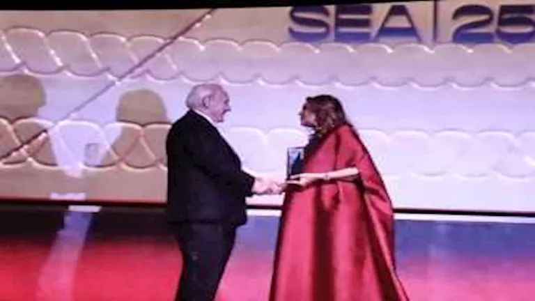 يسرا تقدم لـ أنتوني هوبكنز تكريمه من مهرجان البحر الأحمر السينمائي