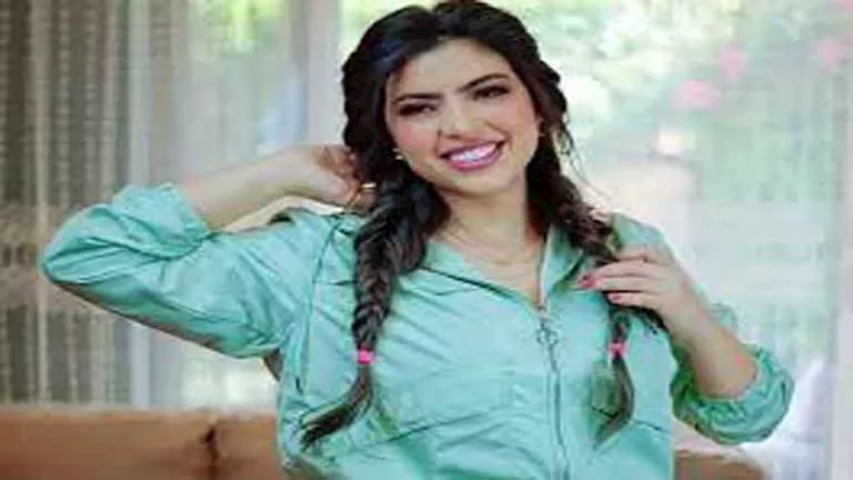 ميرنا جميل بإطلالة شتوية ناعمة.. كيف نسقتها؟