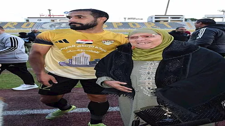7 صور للقطة إنسانية بين لاعب الإنتاج الحربي ووالدته في دوري المحترفين