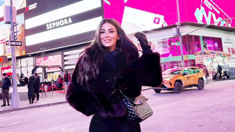 ميرنا نور الدين تحتفل بالكريسماس في شوارع أمريكا (صور)