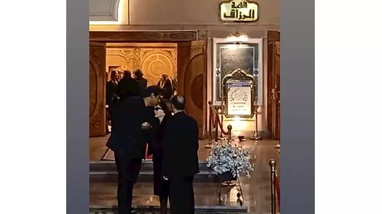 عمر متولي يقبل رأس لبلبة في عزاء والدته شقيقة عادل إمام (صور)