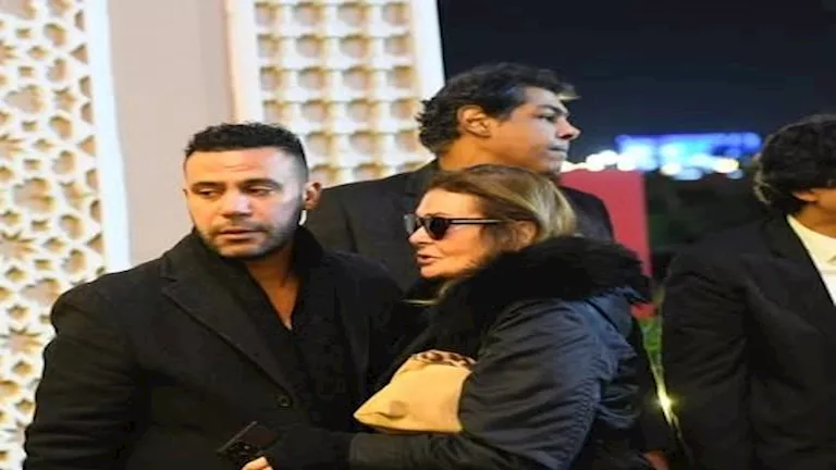 يسرا تقدم واجب العزاء في شقيقة الزعيم عادل إمام (صور)