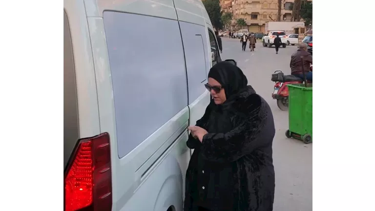 صديقتها بحوار الجثمان.. الصور الأولى من جنازة الفنانة نيفين مندور