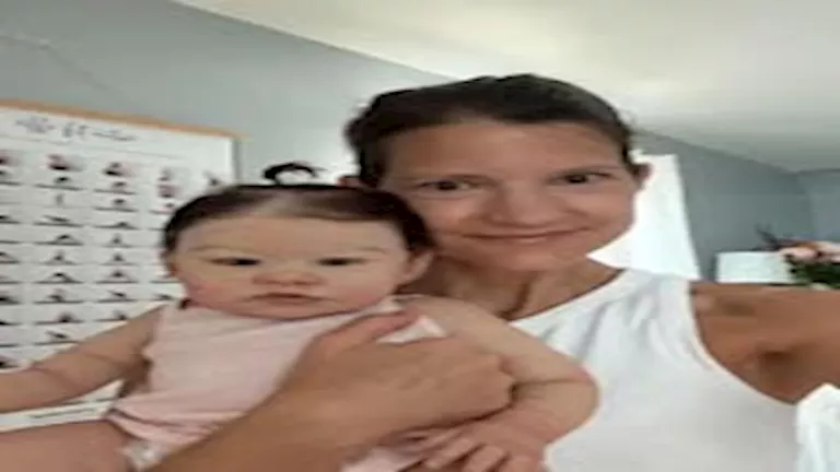 “بتعاملهم زي أولادها”.. سيدة تجني 200 ألف دولار من رعاية الدمى