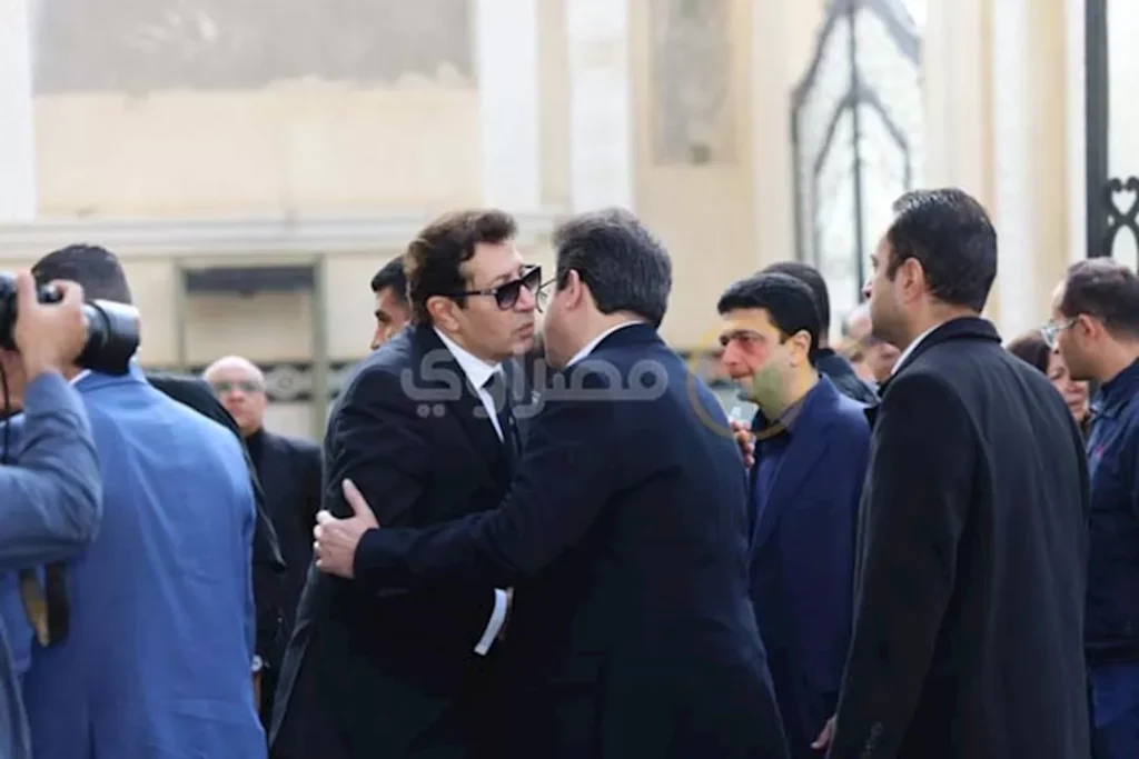 بالصور.. وزير الثقافة يحضر جنازة والدة هاني رمزي