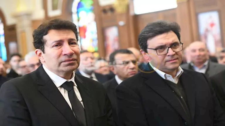 بالصور.. هاني رمزي ينهار في جنازة والدته