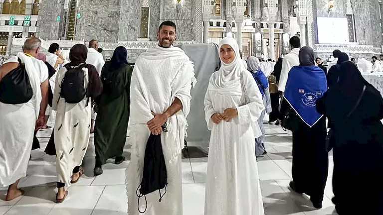 من أمام الكعبة.. رانيا منصور تؤدي مناسك العمرة للمرة الثانية (صور)