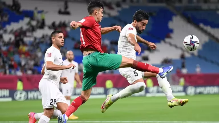 أشرف بن شرقي يدعم منتخب المغرب في مباراة عمان من المدرجات