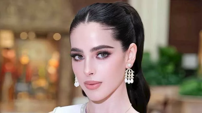 خطفت الأنظار بجمالها.. إطلالة ساحرة لـ ملكة جمال الكون 2025