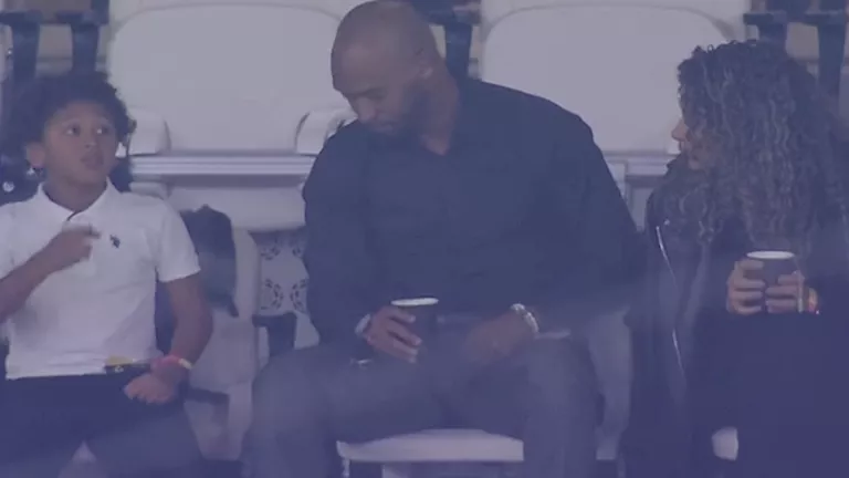 3 لظهور شيكابالا وزوجته وابنه في مدرجات مباراة منتخب مصر ضد الإمارات