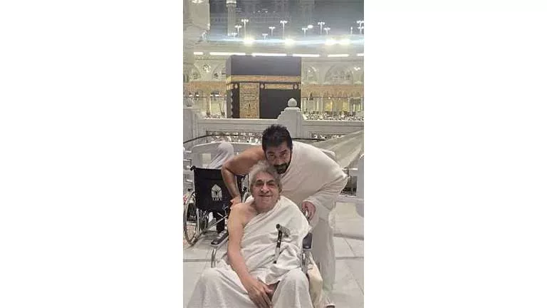 فاروق فلوكس يؤدي مناسك العمرة على كرسي متحرك في أحدث ظهور له