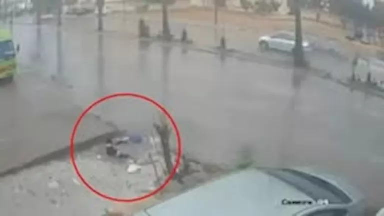 حفرة مغطاة بمياه الأمطارعميقة تبتلع فتاة أمام المارة